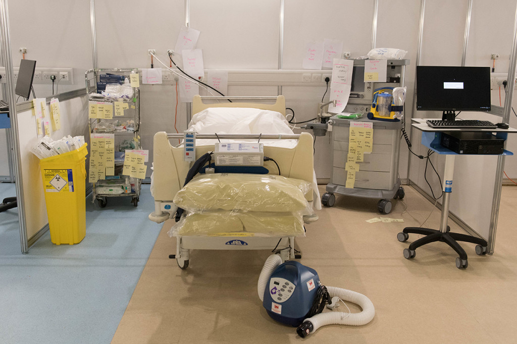 Trong vòng 9 ngày, Trung tâm triển lãm ExCel đã được cải tạo với bộ khung cho 80 khu điều trị, mỗi khu có 42 giường bệnh.
