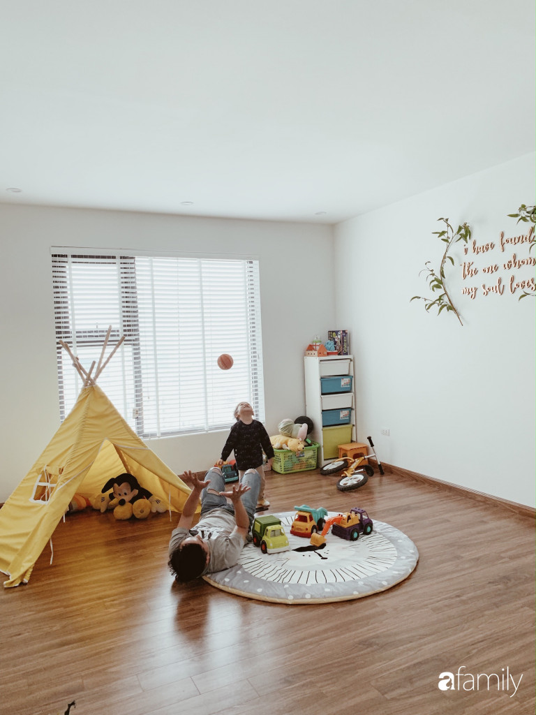 Không gian của con được bày biện đơn giản với thảm, khu vực kệ cất trữ đồ chơi và cửa sổ thông thoáng đón nắng gió bên ngoài. Bố mẹ có thể thoải mái vui chơi cùng con.