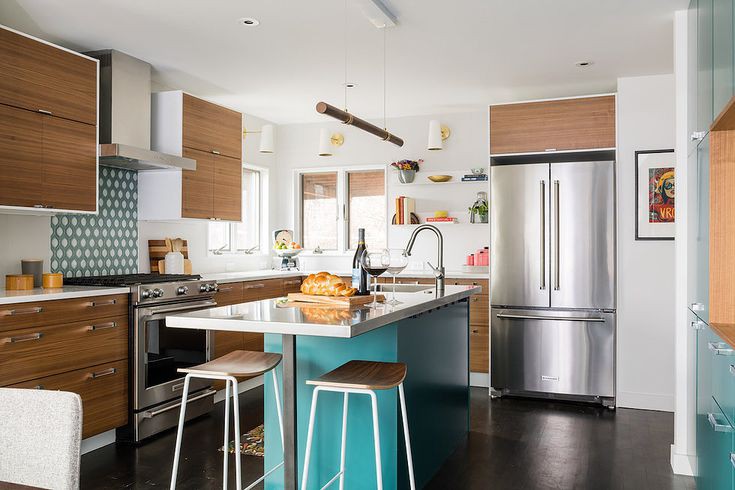 Tủ bếp sáng màu và tường chắn bếp thiết kế ấn tượng là hai nét đặc trưng mang lại sự vui tươi cho không gian bếp này.