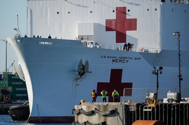 Tàu USNS Mercy cập cảng Los Angeles để hỗ trợ các cơ sở y tế ở San Pedro, California (Mỹ) hôm 27/3