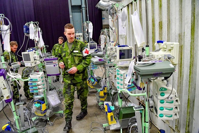Lực lượng vũ trang Thụy Điển xây dựng một bệnh viện dã chiến bên trong trung tâm triển lãm Stockholmsmassan ở Stockholm