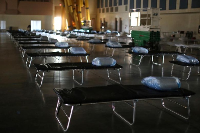 Một trạm y tế liên bang với 125 giường bệnh cho người nhiễm Covid-19 được dựng lên nhằm giảm áp lực cho các bệnh viện ở Indio, California (Mỹ
