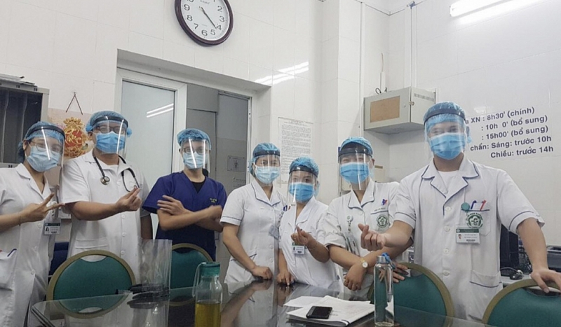 Đội ngũ nhân viên y tế Viện tim mạch, Bệnh viện Bạch Mai trong trang phục chống Covid-19 cùng những chiếc mặt nạ được nhóm của chị Tâm trao tặng