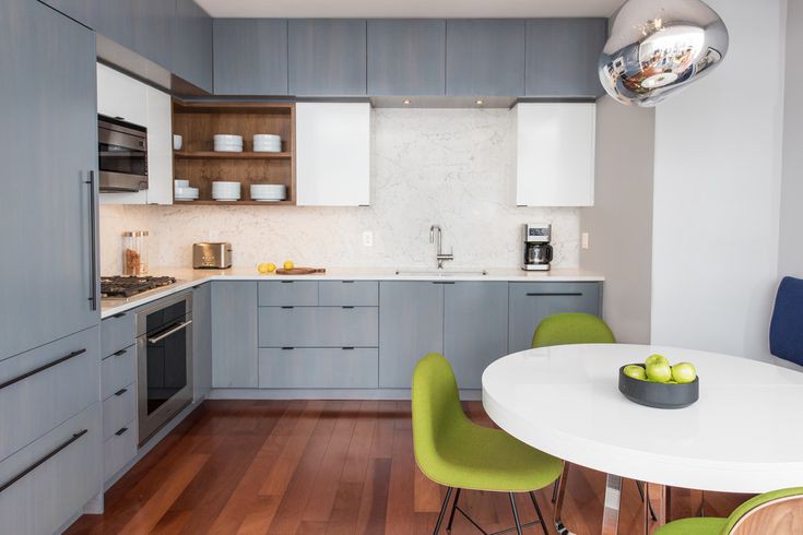 Tủ bếp 2 tông màu với cửa tủ tối giản là đặc trưng của phong cách hiện đại. Quầy bếp bằng đá thạch anh họa tiết và tường chắn bếp hài hòa vừa đẹp theo thời gian vừa thiết thực.