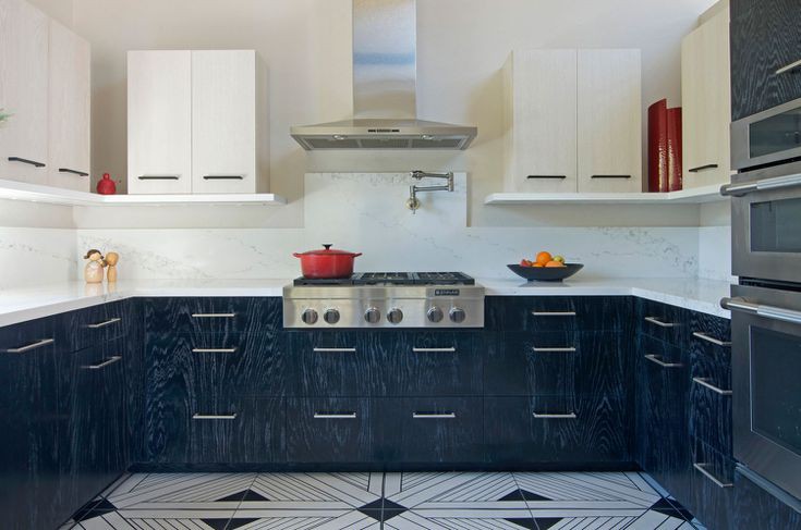 Phòng bếp xinh xắn này nổi bật với hai màu trắng và xanh đậm. Đá lát sàn họa tiết đồ họa nổi bật và tủ bếp gỗ được sơn 2 tông màu kết hợp hài hòa cả về phong cách lẫn tính thực tế.