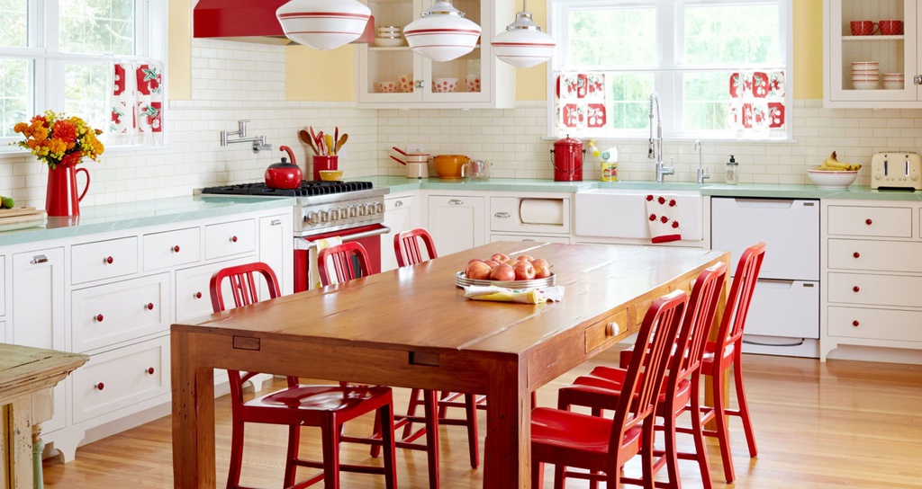 Thêm một mẹo lựa chọn nội thất cho căn bếp vintage là bàn ăn có thiết kế nhỏ, mảnh nhưng các đường nét vẫn toát lên sự mềm mại, thanh thoát. Kết hợp bàn ăn với đèn trần trang trí để tạo cho không gian bếp không quá đơn điệu. Ngoài ra, bàn ăn có mặt đá nhân tạo, màu sáng hoặc nâu gỗ cũng rất phù hợp. Ảnh: Homeboxy.