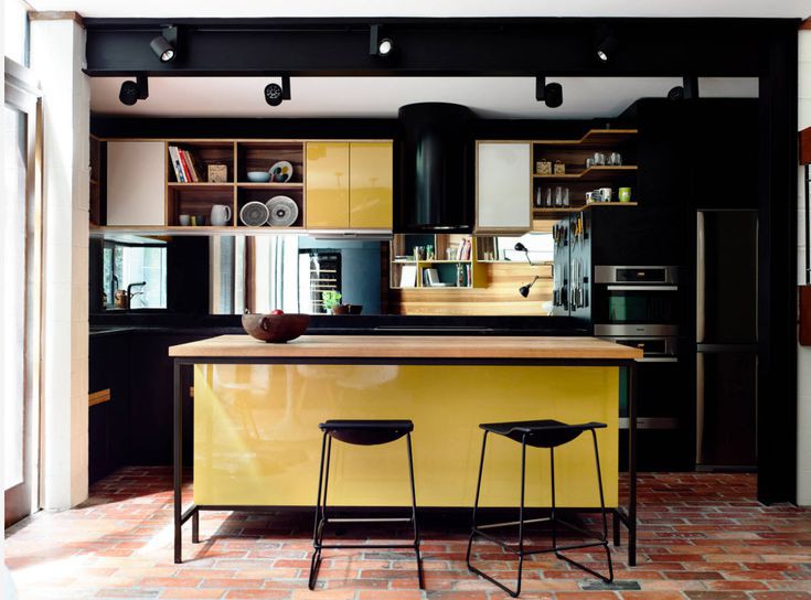 Giá hay kệ bếp bằng gỗ tự nhiên được kết hợp với tủ bếp sơn màu bóng giúp cho phòng bếp hiện đại hết sức nổi bật.