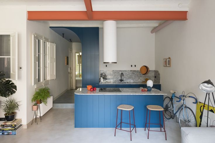 Sử dụng tấm ốp hay dầm bằng gỗ được sơn màu mang lại sự hiện đại cho phòng bếp. Trần nhà mái vòm ở khu vực hành lang kết nối không gian phòng bếp nhỏ nhắn với các phòng khác cũng là điểm hết sức ấn tượng.