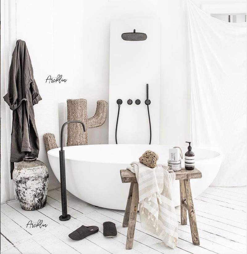 Bồn tắm hình cầu, làm bằng đá nhân tạo tạo nên sự phá cách cho phòng tắm mang phong cách đồng quê