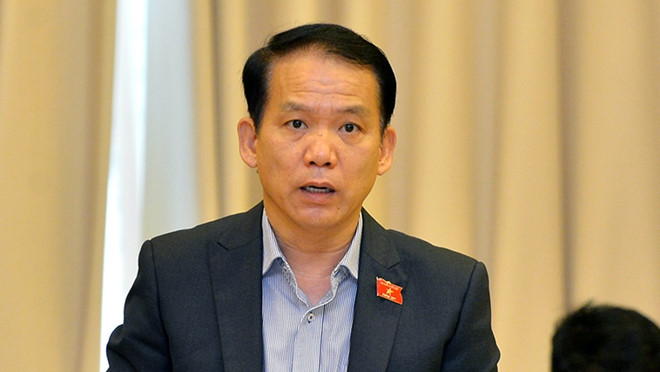 Chủ nhiệm Ủy ban Pháp luật Quốc hội Hoàng Thanh Tùng trình bày báo cáo thẩm tra tại phiên họp ẢNH GIA HÂN