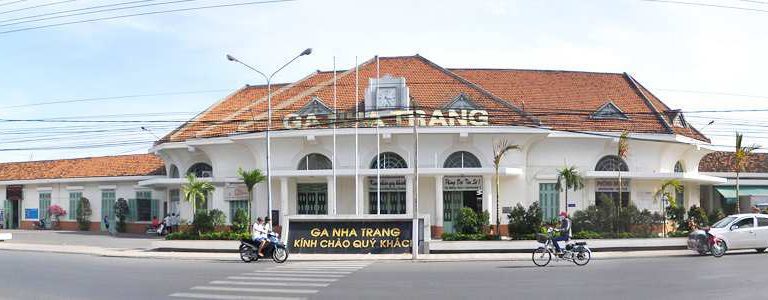 Ga Nha Trang hiện nay tại trung tâm thành phố, nằm trên đường Thái Nguyên, chỉ cách bãi biển Nha Trang chừng 500m. Doanh nghiệp đề xuất dời để xây nhà ở, cao ốc thương mại