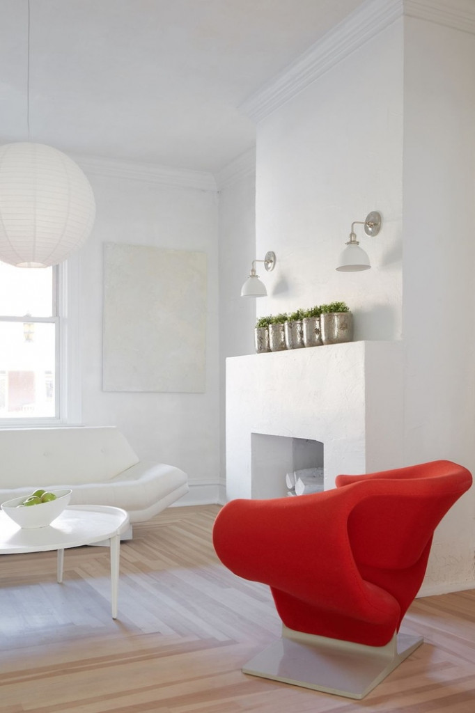 Nhiều chủ nhà lựa chọn màu trắng là gam màu chủ đạo khi thiết kế phòng khách.Tuy nhiên, một căn phòng toàn màu trắng có vẻ khá đơn điệu. Hãy lựa chọn những điểm nhấn để giúp phòng khách nổi bật hơn. Ví dụ như chiếc ghế màu đỏ này.