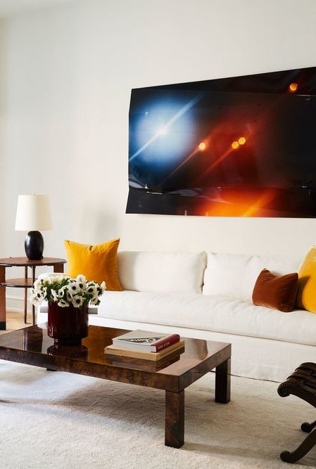 TV màn hình phẳng là nội thất đáng được sử dụng ở trong những phòng khách nhỏ hẹp.