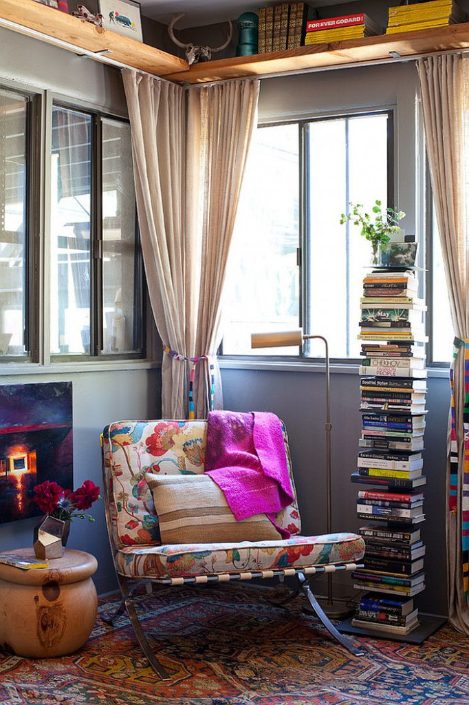 Góc đọc sách với tấm thảm cùng tông màu rực rỡ tăng nét đẹp sinh động cho không gian