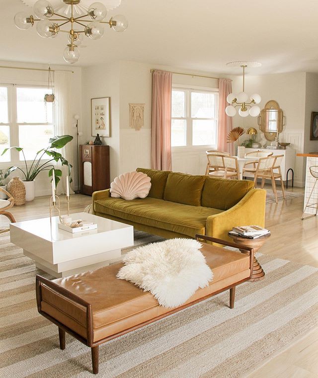 Ghế sofa của Mirage có màu vàng và hồng nhạt, sẽ tạo điểm nhấn độc đáo cho phòng khách