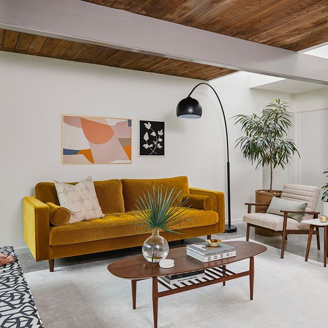 Sofa nhung màu vàng đất êm ái là sản phẩm bán chạy nhất của hãng Sven