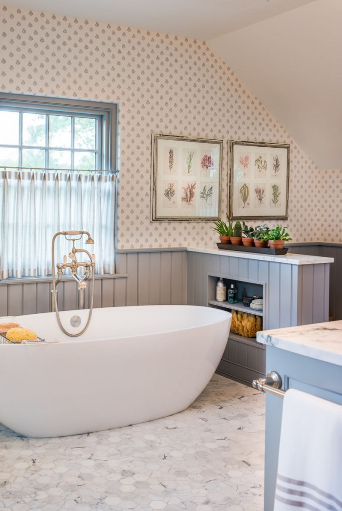 Chiếc bồn tắm oval nổi bật trên lớp đá cẩm thạch và tiết kiệm được không gian trong nhà tắm