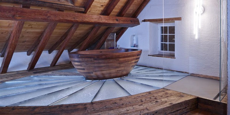 Chiếc bồn tắm gỗ oval là điểm nhấn chính trong thiết kế sáng tạo này, như chiếc thuyền lênh đênh trên nước