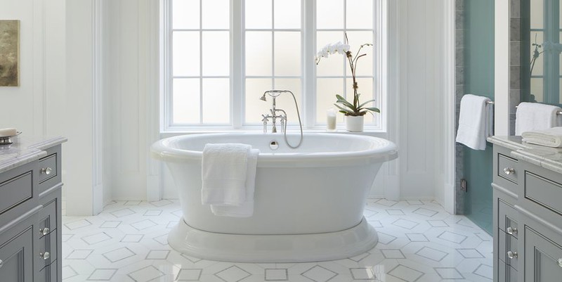 Một phần mặt tường màu xanh, sàn hoa văn nâng cao tính thẩm mỹ, làm nổi lên chiếc bồn tắm hiện đại