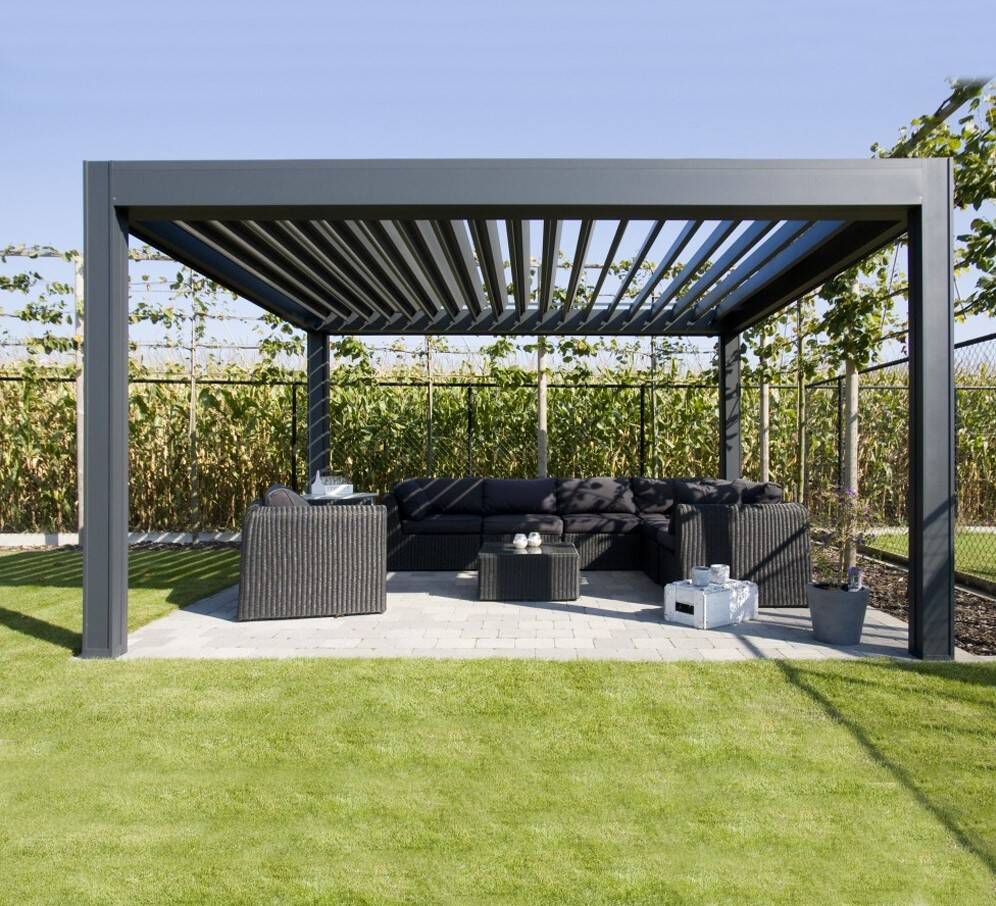 Pergola đen hiện đại được thiết kế ở sân vườn như một chiếc chòi nhỏ, hiện đại nhưng cũng rất thoải mái