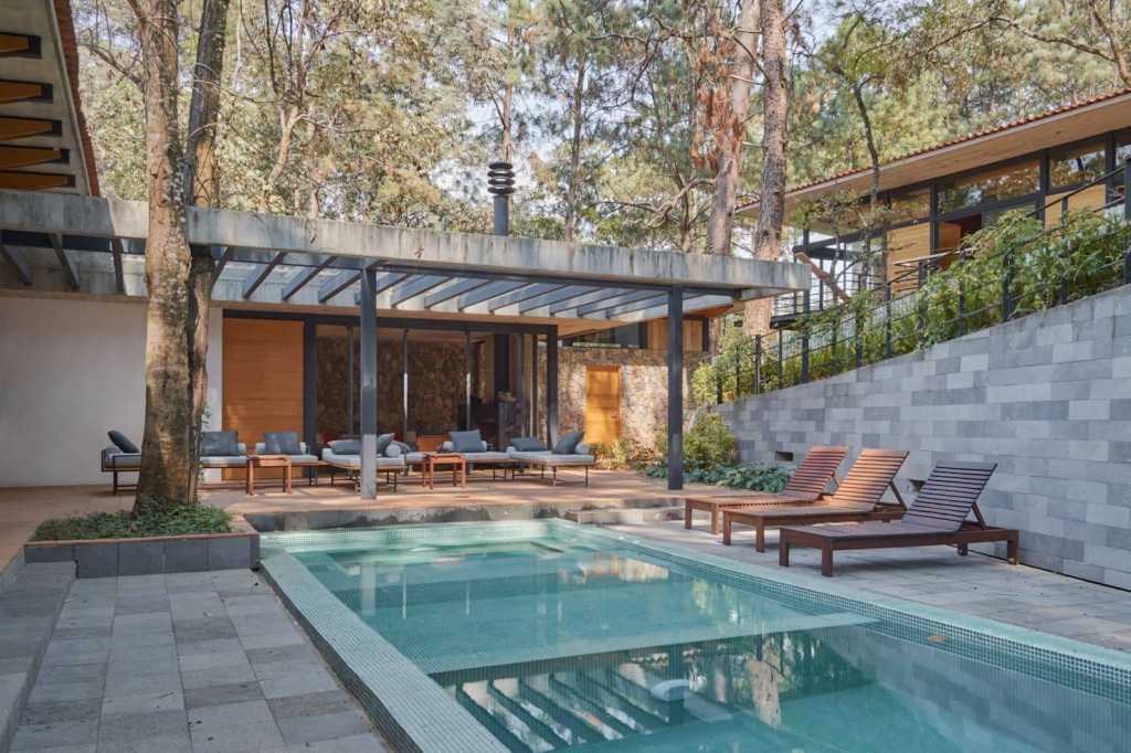 Một mái che pergola bê tông nhìn ra bể bơi sẽ là điểm nhấn ấn tượng cho ngôi nhà bạn