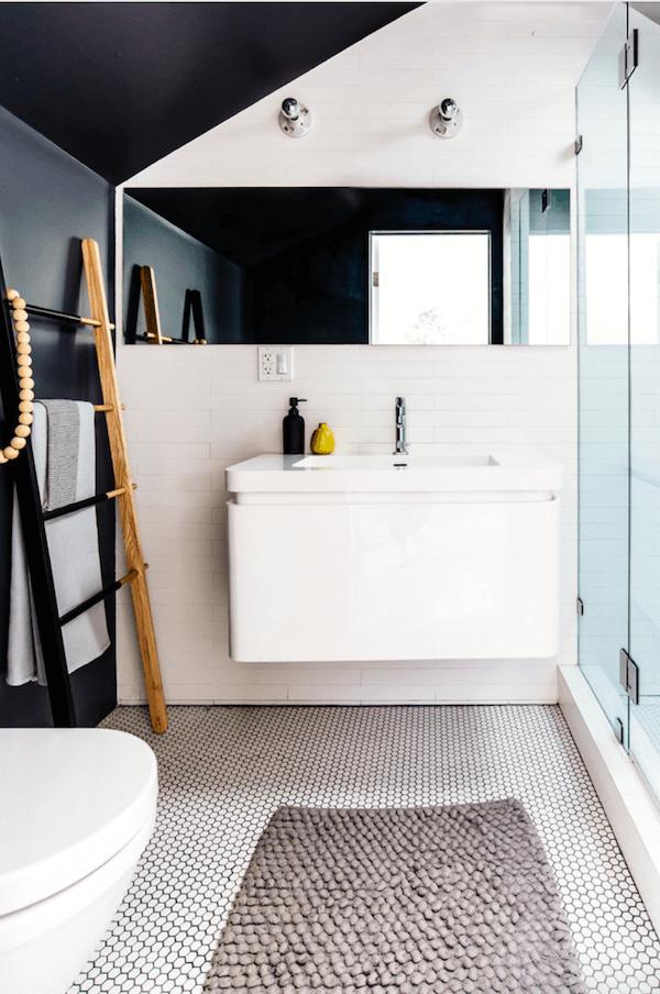Để hài hòa cùng phòng tắm với hai tông màu đen trắng đối lập, chiếc thang này cũng được sơn thành làm hai màu đen trắng, dựa vào tường để làm giá đựng khăn tắm.