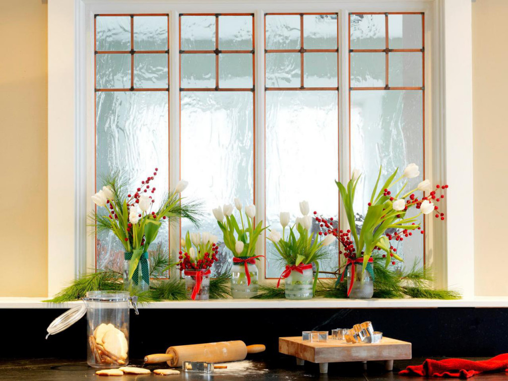 Mùa hè là mùa của sức sống. Với những ngày đầu hè, khung cửa sổ của góc nấu nướng sẽ thêm nhiều niềm vui khi được bạn decor đặc biệt với hoa lá kèm ruy băng đỏ nổi bật, bắt mắt