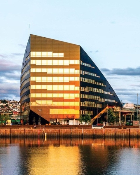 Tòa nhà có diện tích 18.000m2 được thiết kế bởi Công ty Snohetta. Địa điểm của tòa nhà đã được lựa chọn để đảm bảo tiếp xúc tối đa với ánh nắng mặt trời trong suốt cả ngày và các mùa.