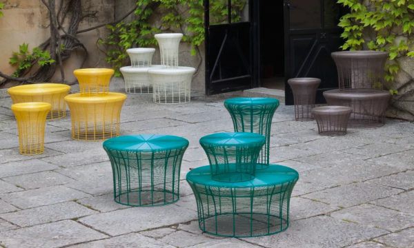 Những chiếc bàn được chế tác tinh xảo với đủ màu sắc sặc sỡ, góp phần làm sinh động khu vườn của bạn
