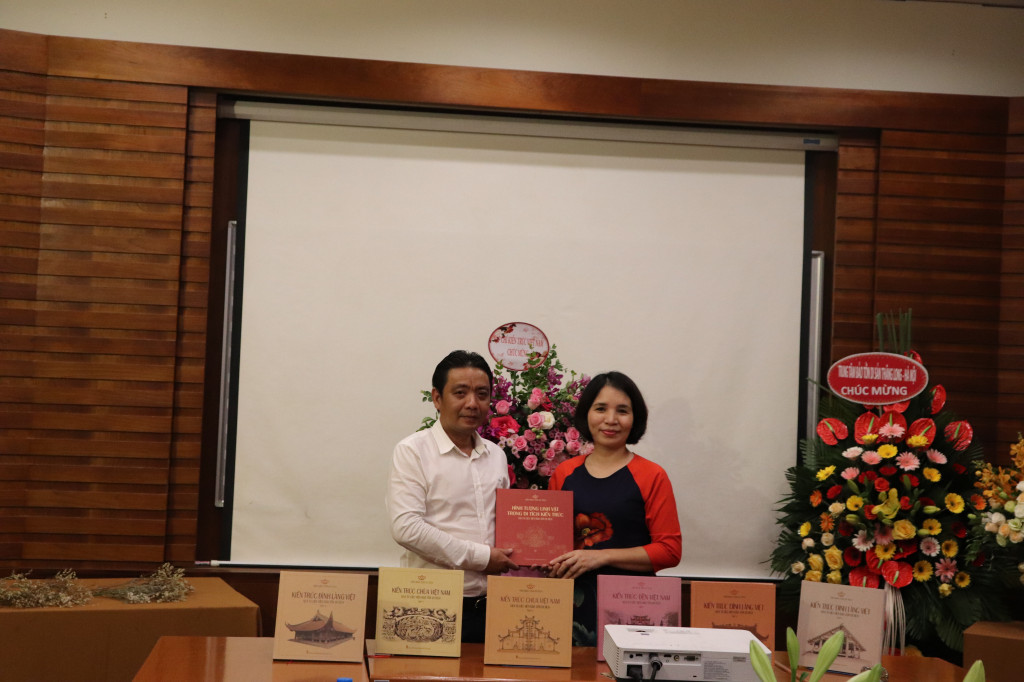 Hoàng Đạo Cương - Viện trưởng Viện Bảo tồn Di tích tặng bộ sách quý cho Tổng biên tập TCKTVN Phạm Thanh Huyền
