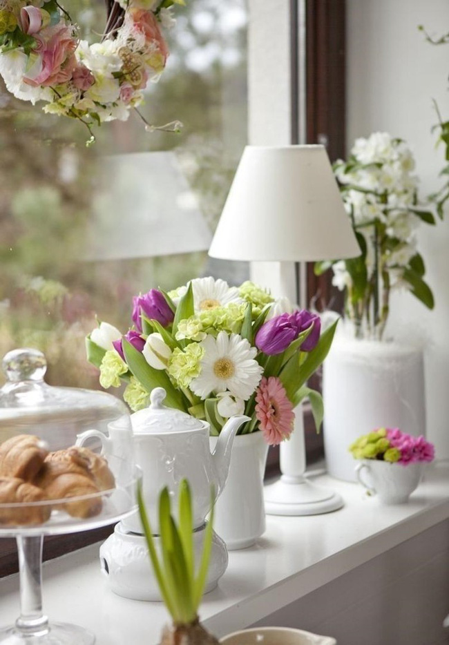 Góc thưởng trà, trò chuyện ở khung cửa sổ sẽ thêm đặc biệt duyên dáng khi không chỉ đặt đĩa bánh, tách trà mà còn có thêm bình hoa, chén hoa được cắm ngẫu hứng