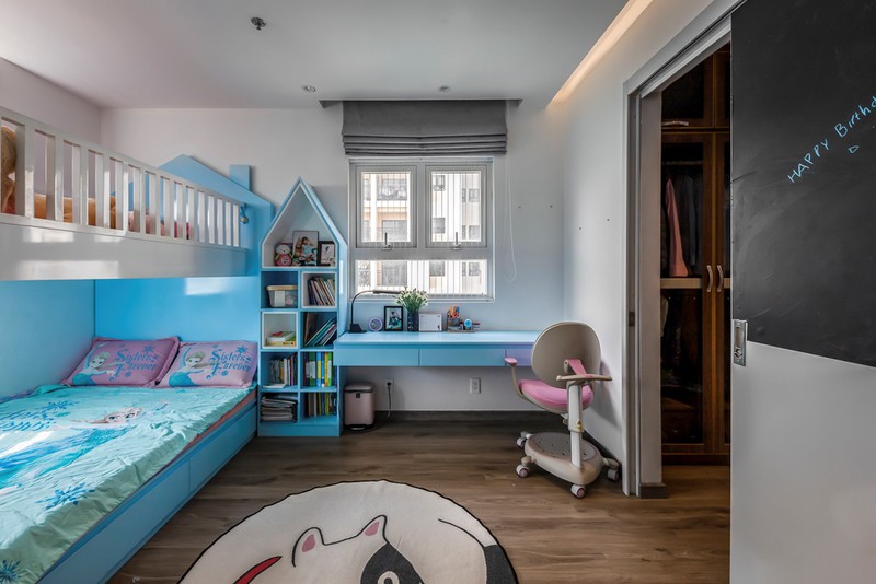 Phòng ngủ của hai con được thiết kế xinh xắn với màu sắc trẻ trung