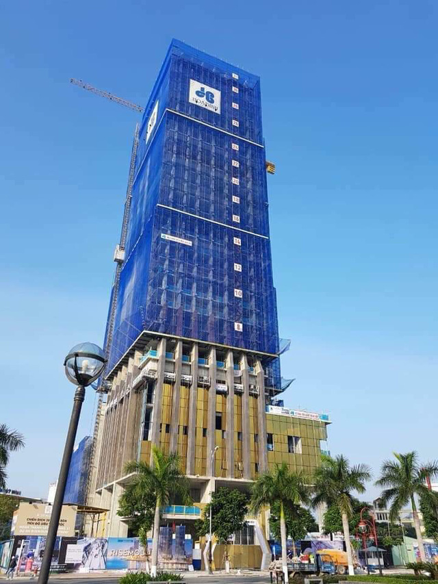 Tòa nhà Risemount Apartment Đà Nẵng vi phạm gắn kính phản quang sai thiết kế