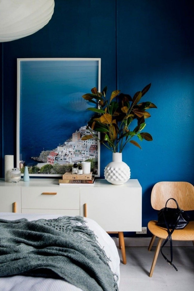 Với bức tranh biển cả và màu tường màu xanh đậm, căn phòng này sẽ khiến bạn cảm thấy như thể đang ở... bên bờ cát trắng và nghe sóng vỗ rì rào