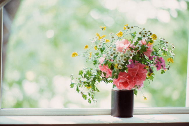 Những chậu hoa được đặt bên cạnh những chiếc bát cũ cũng là ý tưởng thú vị, mới mẻ cho ngôi nhà của bạn