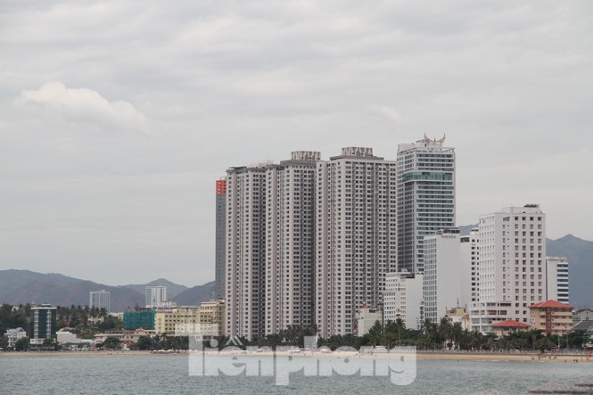 Nhiều cao ốc ở Nha Trang (Khánh Hòa) xây dựng sát biển, che chắn hết tầm nhìn bãi biển khiến dư luận bức xúc