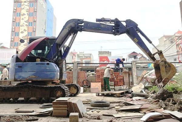 Cưỡng chế vi phạm trật tự xây dựng tại xã Hải Bối, huyện Đông Anh. Ảnh: Lâm Nguyễn