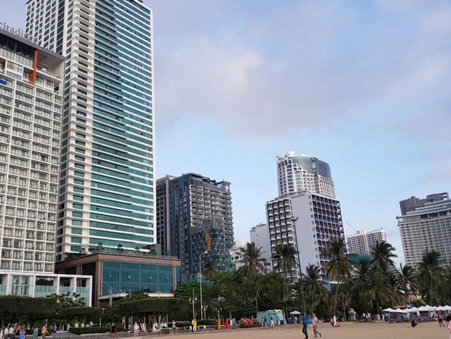 Từ việc được cấp đất ở không hình thành đơn vị ở, nhiều cao ốc với hàng chục ngàn căn hộ du lịch mọc lên ngay bên bờ biển Nha Trang. Ảnh: TẤN LỘC
