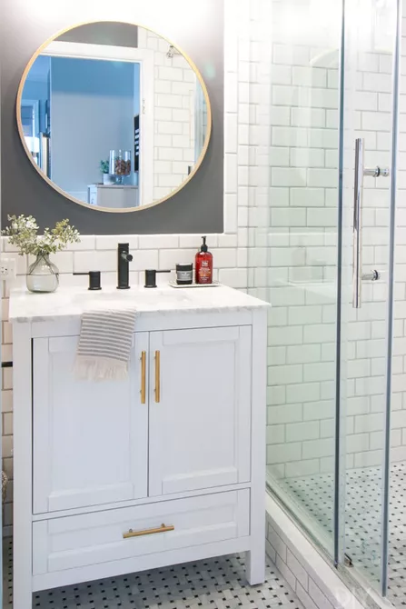 Màu trắng phù hợp với bất kỳ phong cách thiết kế nào. Gạch thẻ màu trắng trên tường và gạch mosaic dưới sàn giúp phòng tắm thêm rộng rãi hơn, tươi sáng và sang trong.