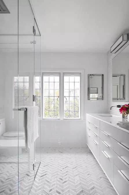 Một giải pháp cho phòng tắm nhỏ có thể là gạch họa tiết chevron. Kiểu gạch này giúp kéo dài và tăng thêm chiều sâu cho không gian.