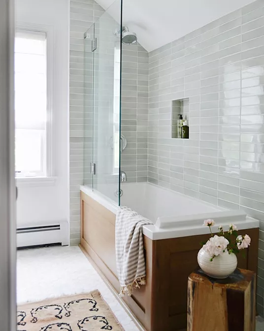 Mặc dù gạch bóng là không nên sử dụng cho sàn phòng tắm nhưng sử dụng gạch này trên tường giúp phản chiếu ánh sáng hiệu quả nhờ đó giúp phòng tắm rộng rãi hơn. Gạch bóng màu xanh lá cây nhạt trên tường cũng có tác dụng giúp cho nơi này không bị nhàm chán, đơn điệu.