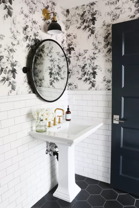 Hai gam màu đen và trắng tạo nên vẻ cổ điển nhưng vẫn hiện đại, đơn giản nhưng đầy lôi cuốn cho phòng tắm. Những viên gạch đen không chỉ là điểm nhấn hút mắt mà còn tạo ra sự phân định khéo léo cho màu sắc trong phòng tắm này.