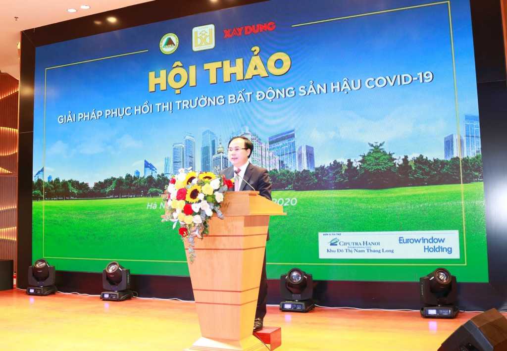 Thứ trưởng Bộ Xây dựng Nguyễn Văn Sinh phát biểu chỉ đạo tại hội thảo