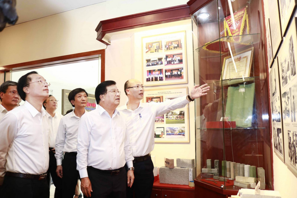 Viện trưởng Lê Trung Thành giới thiệu với Phó Thủ tướng Trịnh Đình Dũng, Bộ trưởng Phạm Hồng Hà những hình ảnh tư liệu trong Phòng truyền thống của Viện