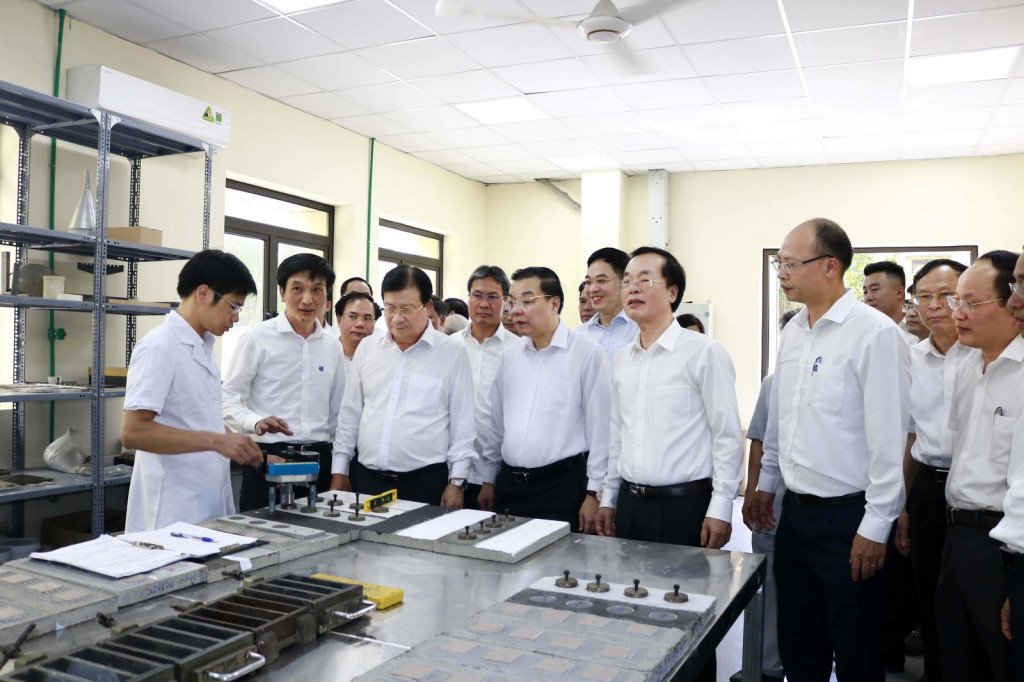 Phó Thủ tướng Trịnh Đình Dũng, Bộ trưởng Phạm Hồng Hà, Bộ trưởng Chu Ngọc Anh thăm cơ sở nghiên cứu, thí nghiệm của Viện Vật liệu xây dựng
