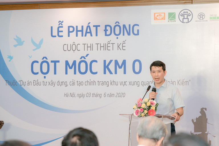 Ông Phạm Tuấn Long, Phó Chủ tịch UBND quận Hoàn Kiếm chia sẻ tại buổi lễ