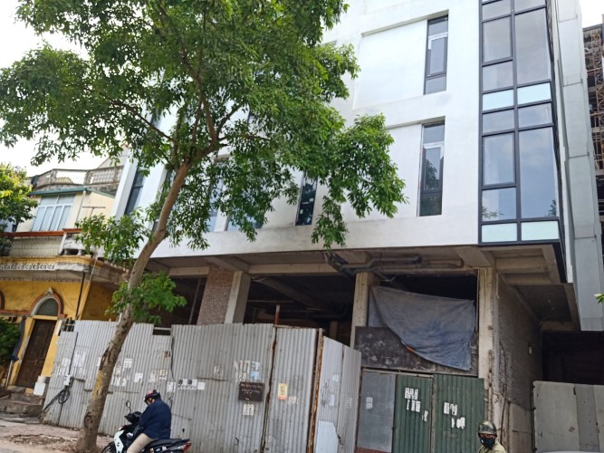 Công trình xây dựng đang hoàn thiện trên phường Yên Hòa (quận Cầu Giấy, Hà Nội) “gắn biển” cho thuê văn phòng và căn hộ