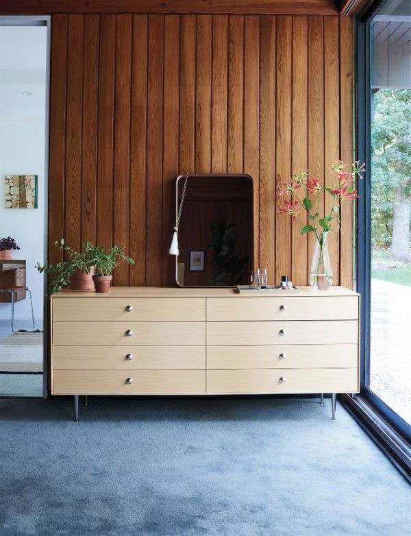 Chiếc tủ làm từ gỗ tái chế, thân thiện với môi trường. Màu sắc tủ mộc mạc, phù hợp với những ngôi nhà mang phong cách retro.