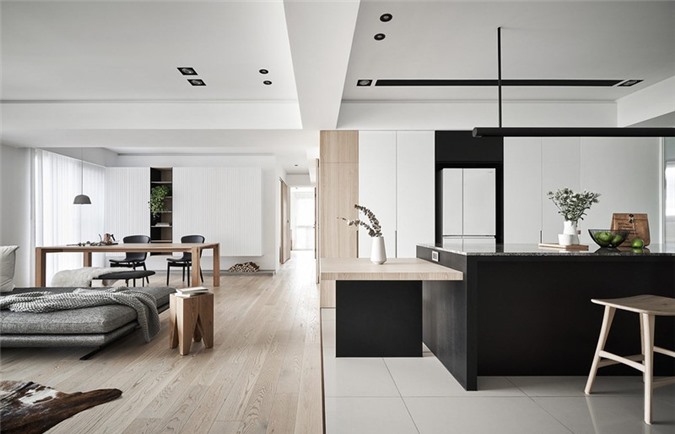 Nhà bếp và phòng khách phân biệt với nhau thông qua chất liệu làm sàn
