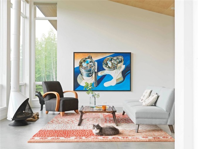 Bức tranh nghệ thuật màu xanh đặt ở phòng khách, thể hiện gu thẩm mỹ của chủ nhà đồng thời khiến con người khi nhìn vào cảm thấy thoải mái, tĩnh lặng